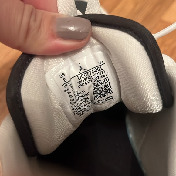 Nike Air Jordan 1 Low - Picture 7 of 9